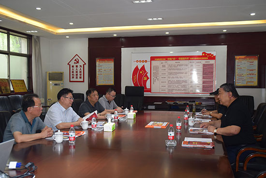 臨汾市市場監(jiān)督管理局局長、非公企業(yè)黨委書記張東紅<br>在科海集團調研非公黨建工作