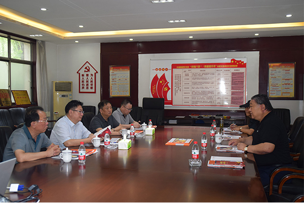 臨汾市市場監(jiān)督管理局局長、非公企業(yè)黨委書記張東紅<br>在科海集團(tuán)調(diào)研非公黨建工作